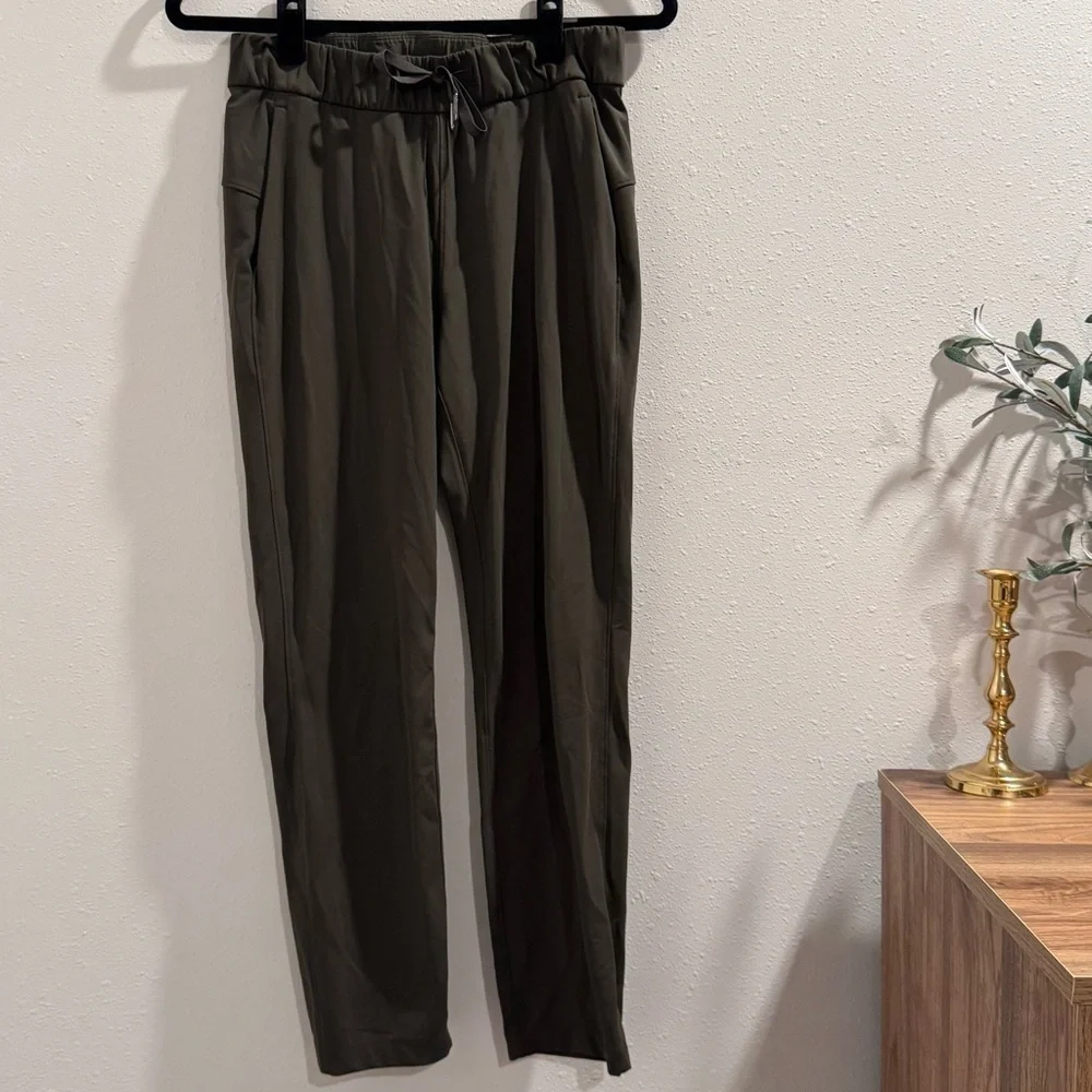 Lululemon Women’s 4 Dark Olive On The Fly Pant 28” Office Athleisure Comfort